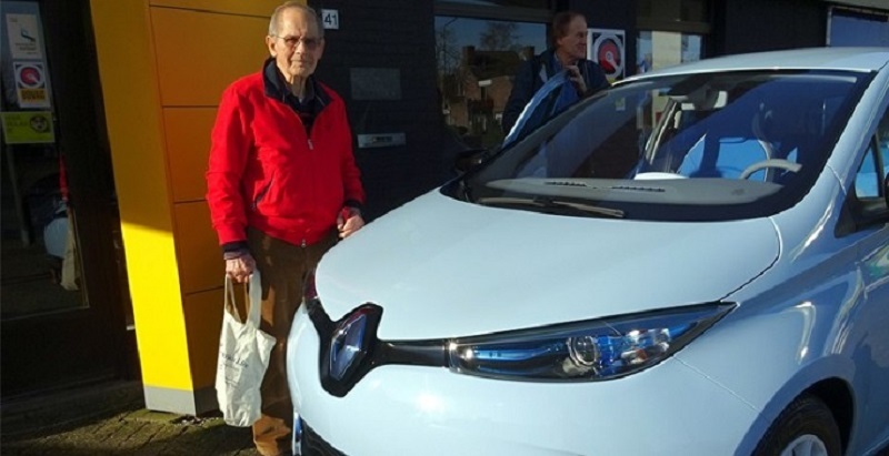 Nederland Elektrisch - Foto van de week 90-jarige inwoner uit Son en