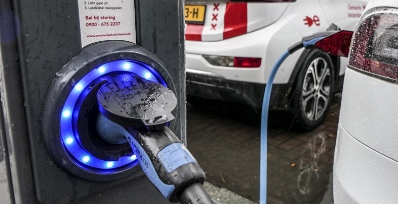 Foto van de week | Amsterdam laat honderden laadpalen sneller laden met zonnestroom bij zonnig weer