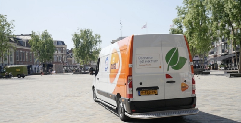 Foto van de week | Leeuwarden eerste binnenstad waar PostNL uitstootvrij gaat bezorgen
