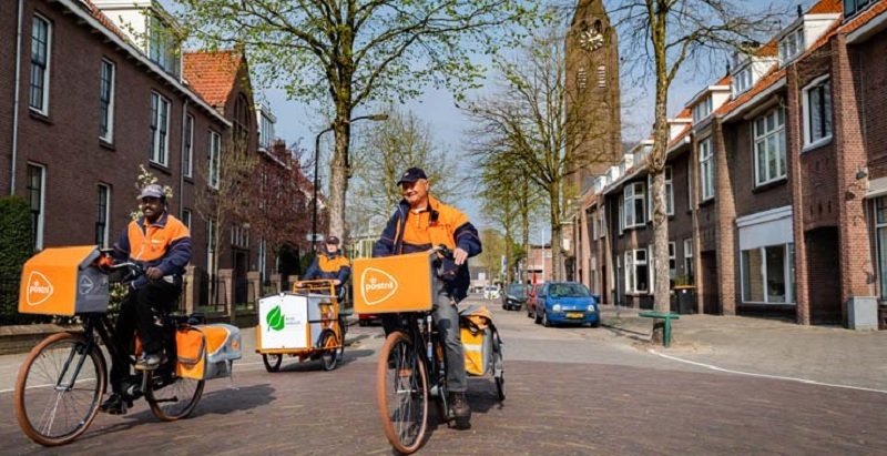 Foto van de week | Zeist eerste gemeente waar PostNL alle post elektrisch bezorgt